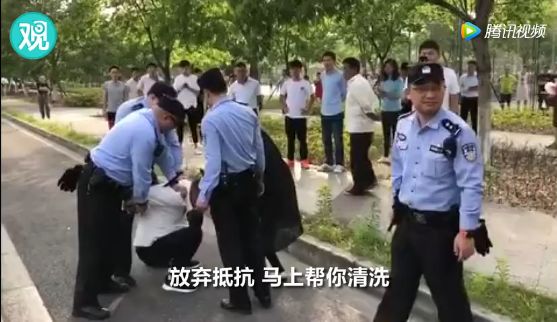 成都警察打人视频引发社会热议